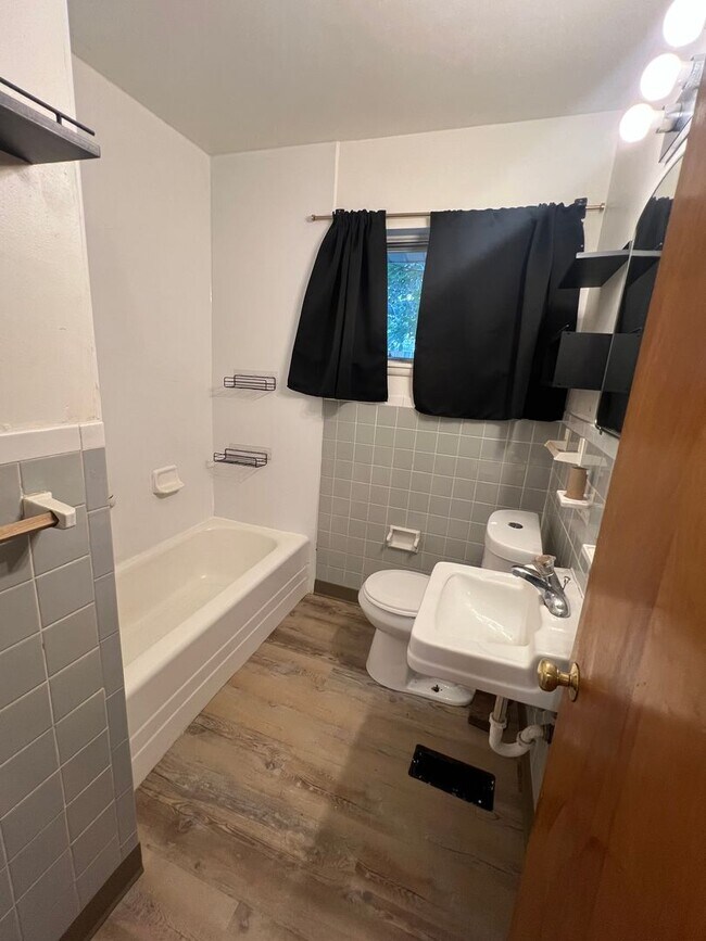 Foto del edificio - 3 bedrooms 1.5 bathrooms