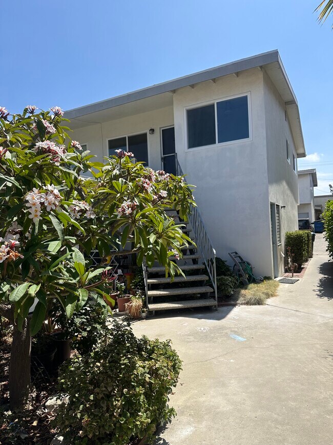 La unidad C está en la planta superior, con acceso desde el patio común. - 21104 Donora Ave