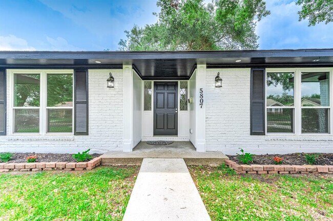 Building Photo - 5807 Dumfries Dr