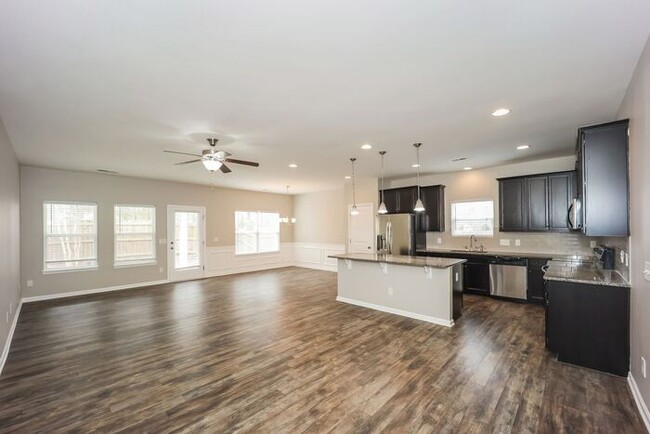Building Photo - Now Available! 4 Bedroom 3 Bath!