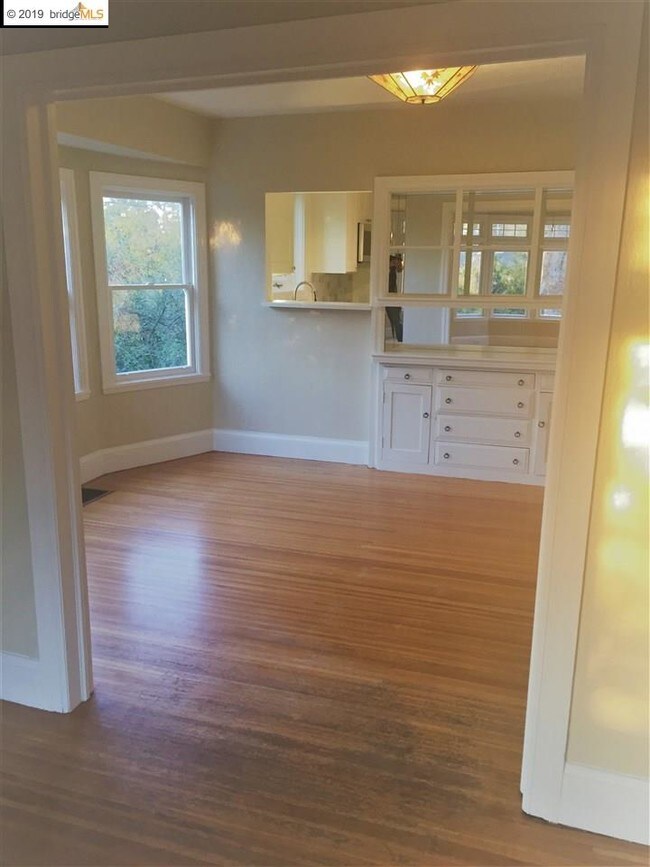 Building Photo - 638 Viona Ave
