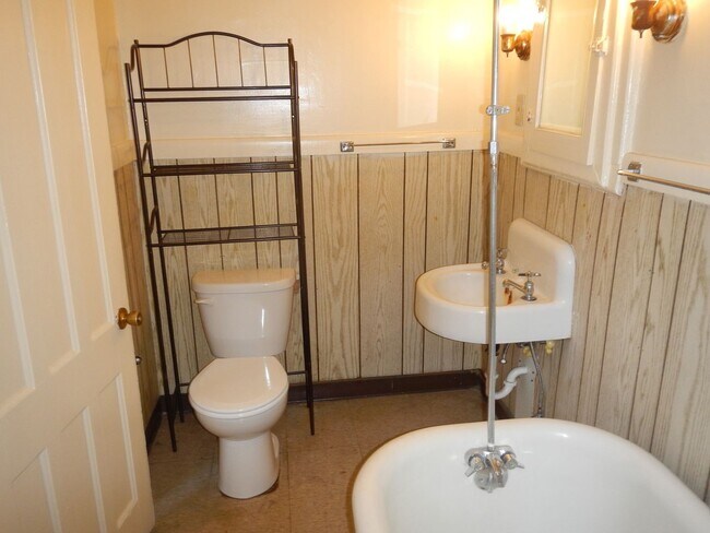 Building Photo - Second Floor Apartment Available 8/1/26