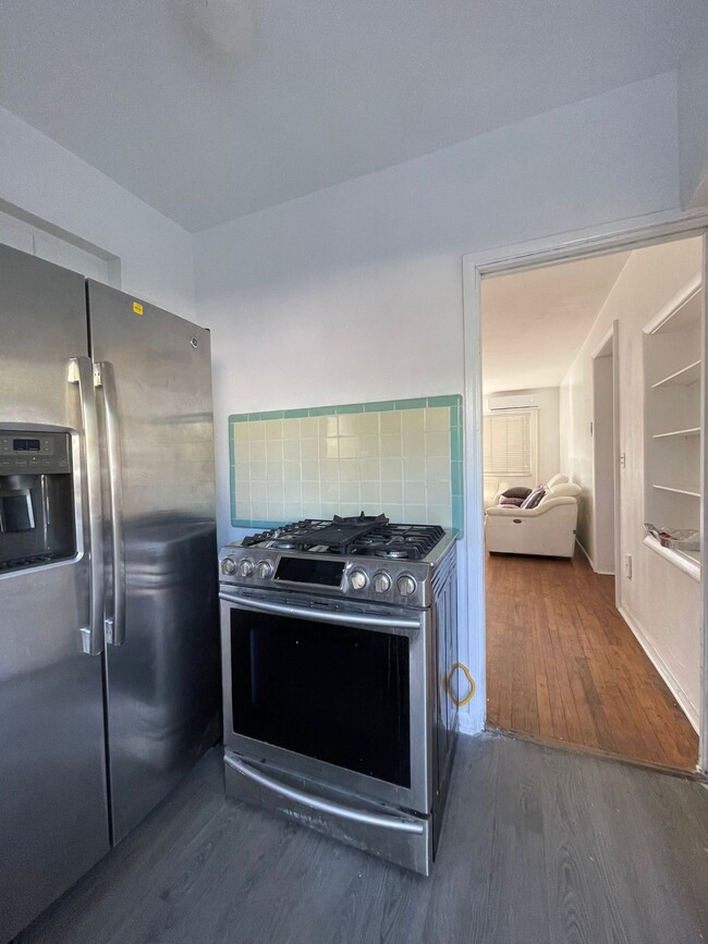 Foto del edificio - 841 W 40th St