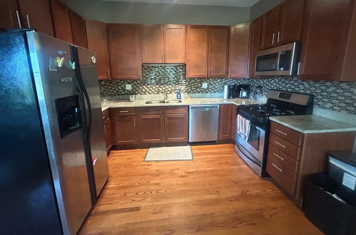 Spacious, Updated 2bd/1bth, Wicker Park, Avail 9/1 - Spacious, Updated 2bd/1bth, Wicker Park, Avail 9/1