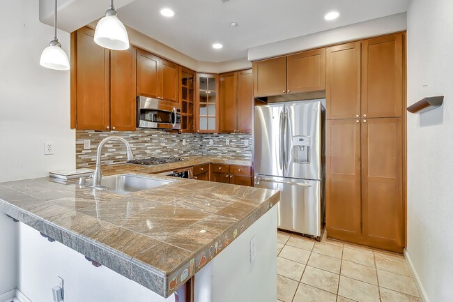 Building Photo - Luxury 2 Bedroom Condo with Loft