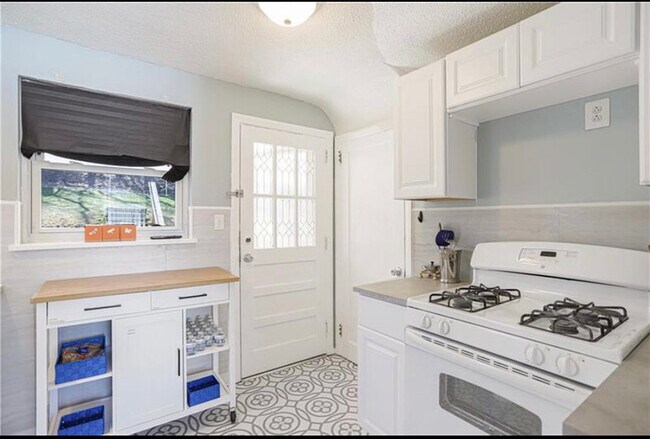 Foto del edificio - 205 Macfarlane Dr