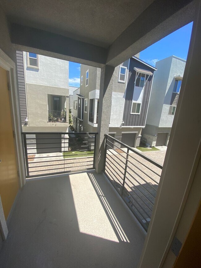 Building Photo - NEWER TOWNHOME AT THE MILL AT BROADWAY - A...