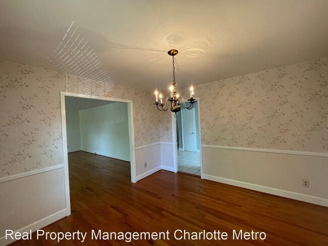 Building Photo - 3 br, 2 bath House - 7327 Meadowdale Lane