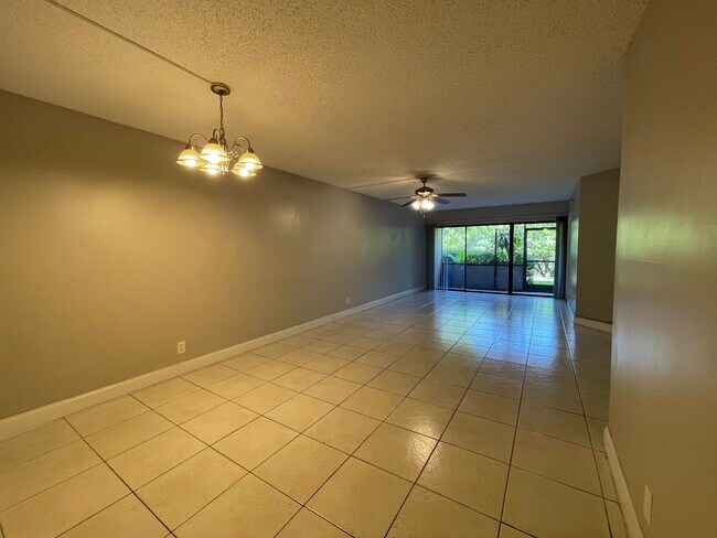 Building Photo - 2967 Riverside Dr