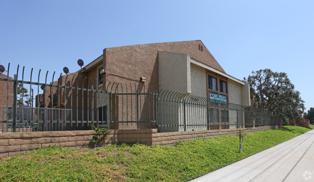 Exterior - 2120-2200 Bullis Rd