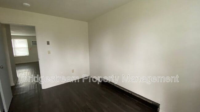 Building Photo - 1299-4 Sanlor