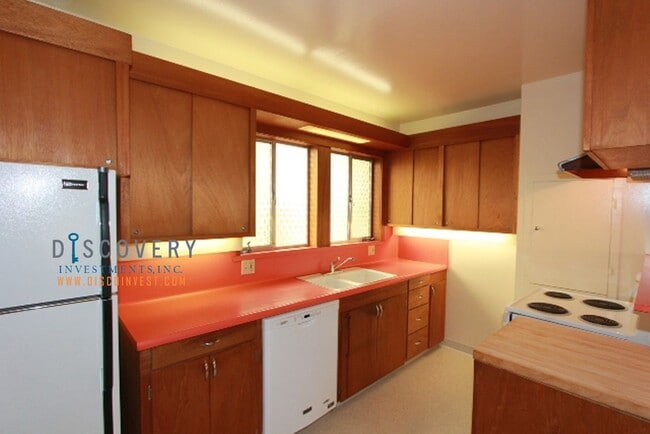 Building Photo - Laurel Heights One Bedroom Home with Bonus Room