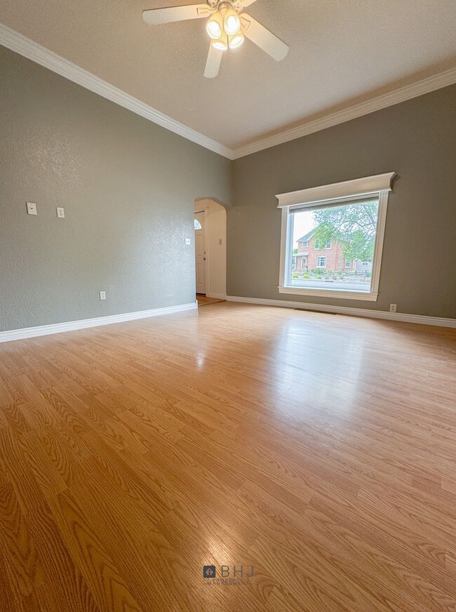 Building Photo - Dog Friendly 2 bed/ 1 bath HOUSE for Rent!