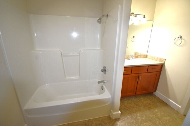 Foto del edificio - 1-Bedroom in Gated Community!
