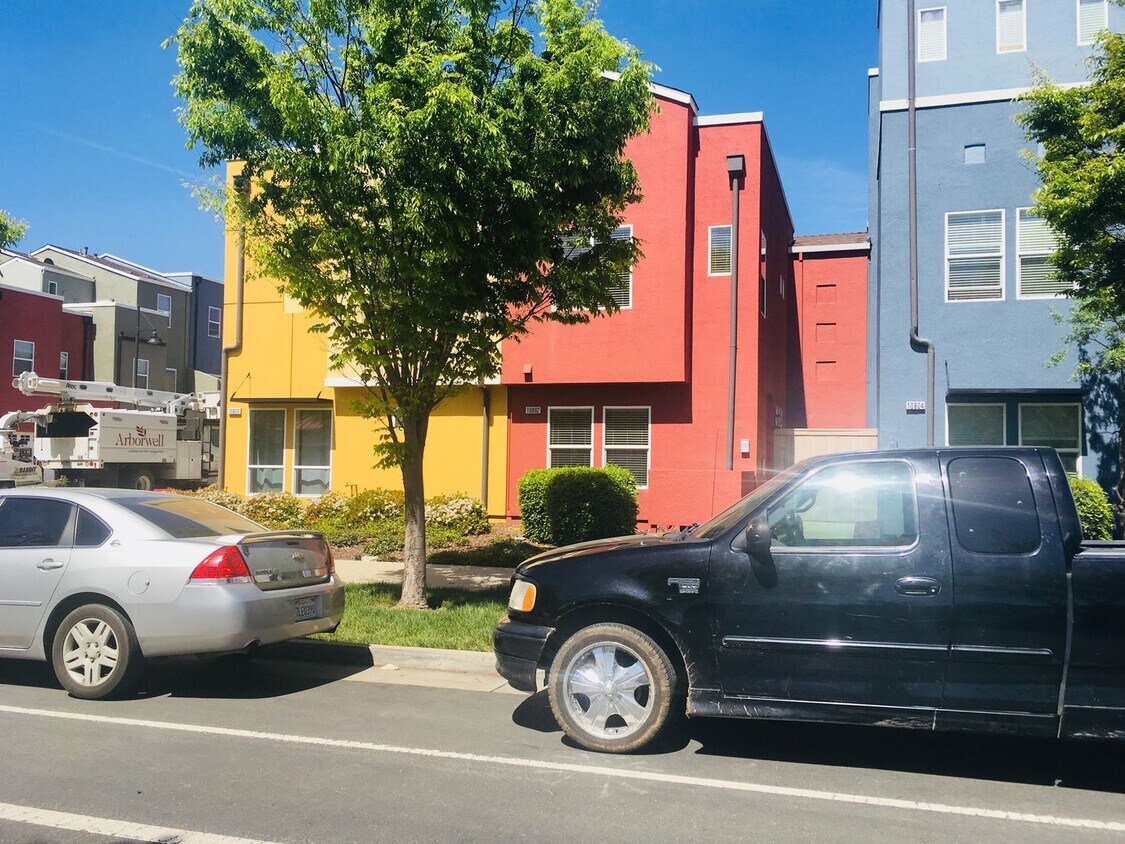 Primary Photo - Capital Village 2 Bed, 2 Bath 1065 sft., H...