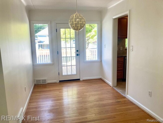 Building Photo - 421 E Farnum Ave