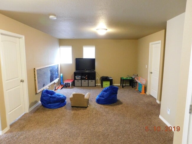 Foto del edificio - STUNNING 2-STORY HOME on CORNER LOT in CUC...