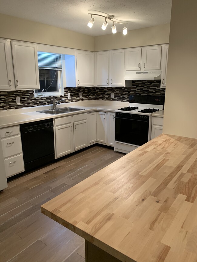 Building Photo - 1914 Remington Rd