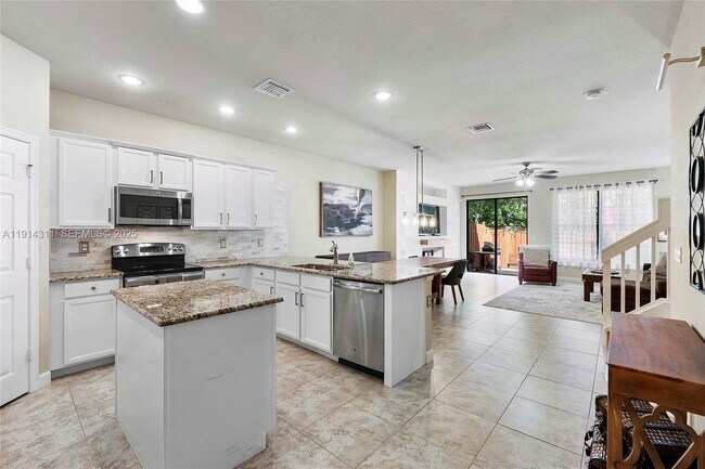 Building Photo - 10450 Wellington Parc Dr