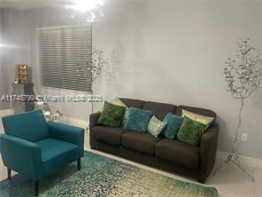Foto principal - 723 NE 191st St