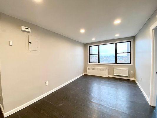 Foto del edificio - 3 bedroom in BRONX NY 10467