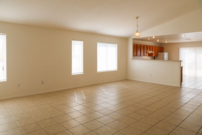 Foto del edificio - Nice and Spacious 4 Bedroom home Off Hwy 70 & Mesa Grande