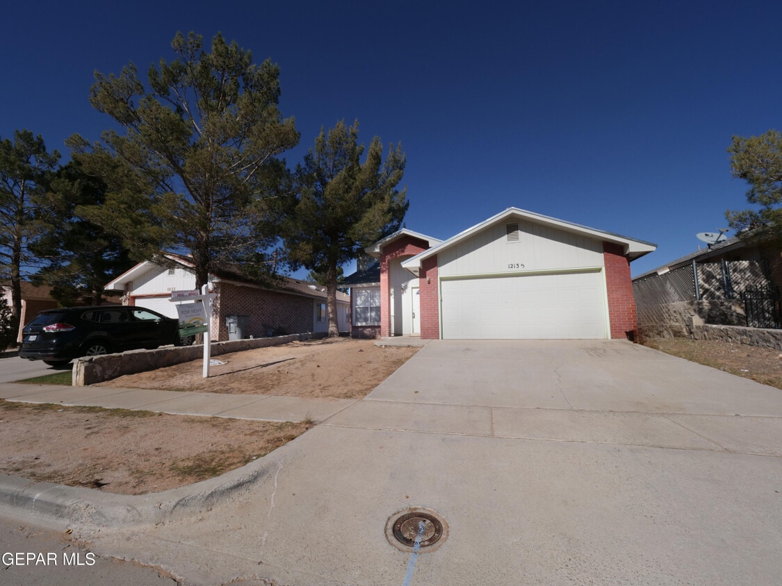 Foto principal - 12135 Royal Woods Dr