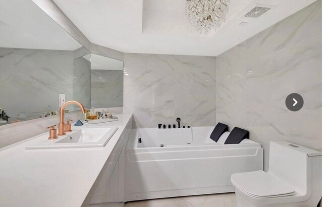 Building Photo - Spacious 2-Bed, 2-Bath Condo in the Heart of Sunny Isles Beach