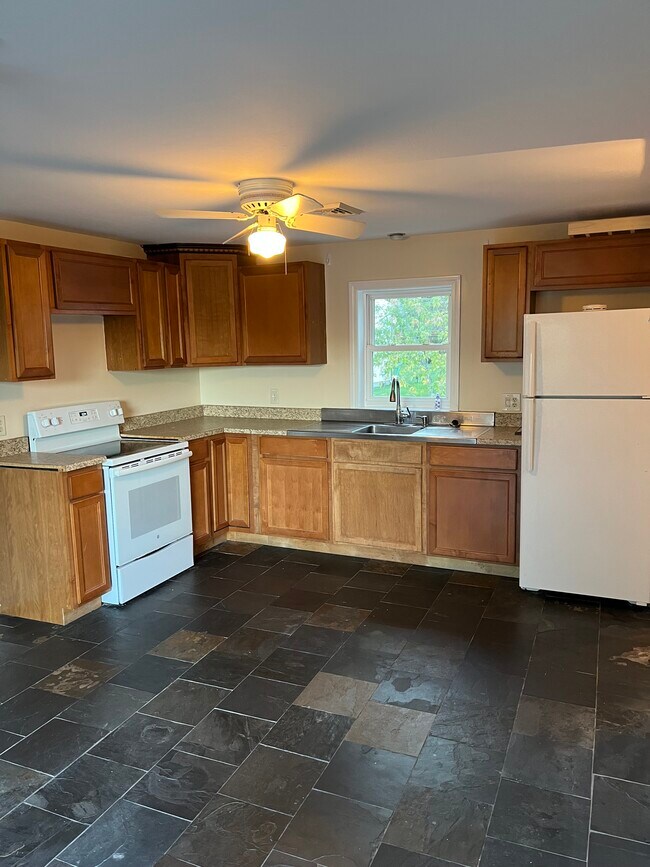Eat in kitchen - 80 Greenwood Ct