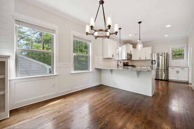 Building Photo - Gorgeous 4 Bedroom Home in the Heart Of Du...
