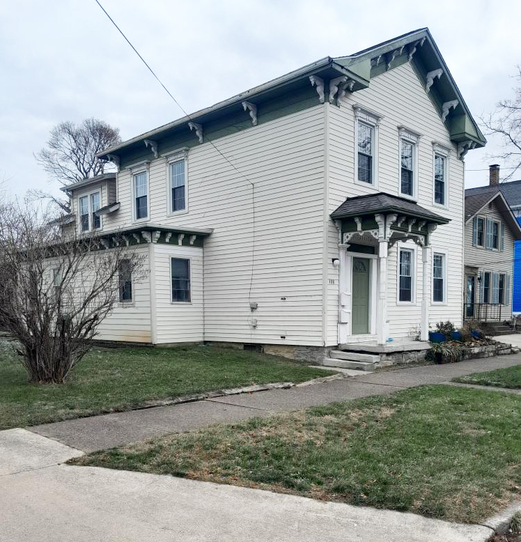 Charming Duplex- Upper Unit- near Sandusky Bay, shops, restaurants, downtownparks - 308 McDonough St