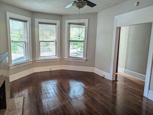 Foto del edificio - Beautiful 2 Bed 1 Bath Apartment with bonus room/office!