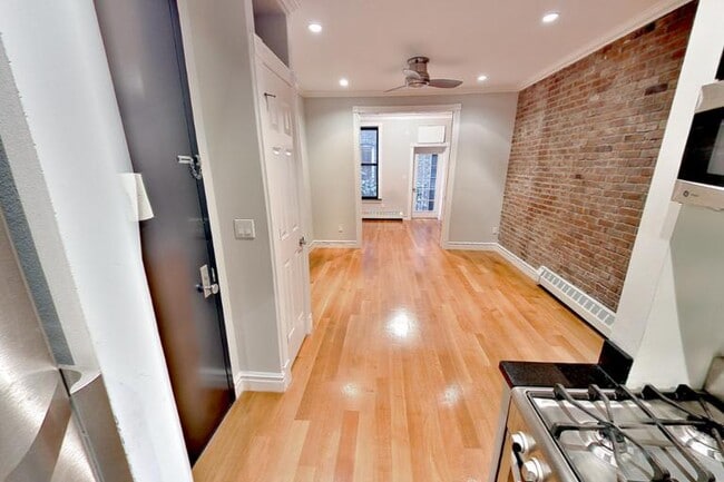 Building Photo - 219 E 28th St