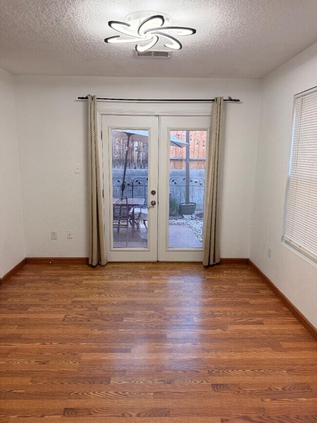 Foto del edificio - 8624 Alta Loma Ln NE