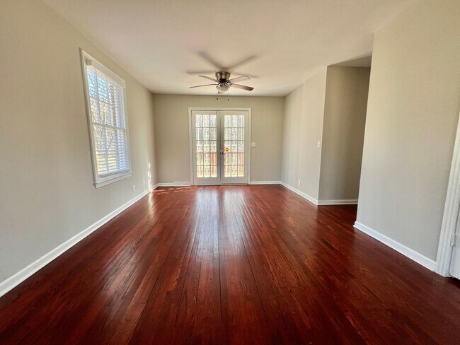 Foto del edificio - 3 Bed, 2 Bath Home w/ Garage