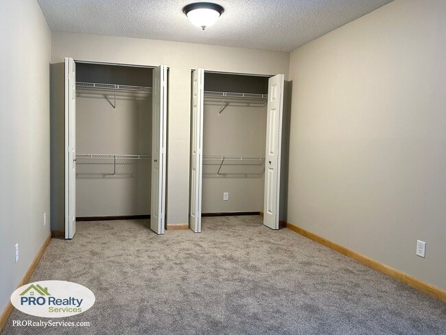 Building Photo - Updated 1 Bedroom Condo