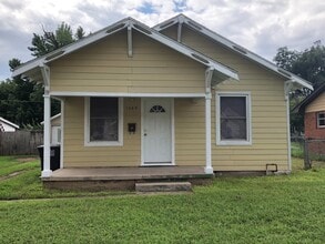 Building Photo - 1405 W Maple Ave