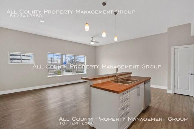 Building Photo - 1100 S Lake St