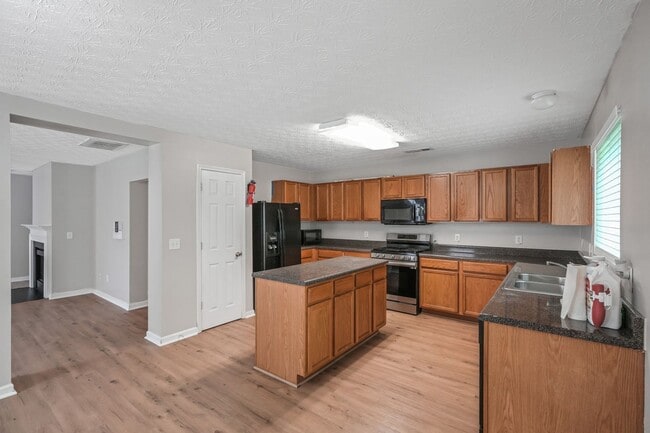 Building Photo - 415 Silver Spring St