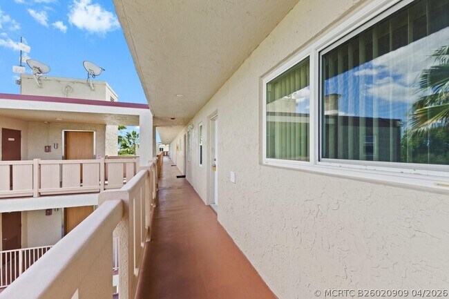 Building Photo - 2106 S Cypress Bend Dr