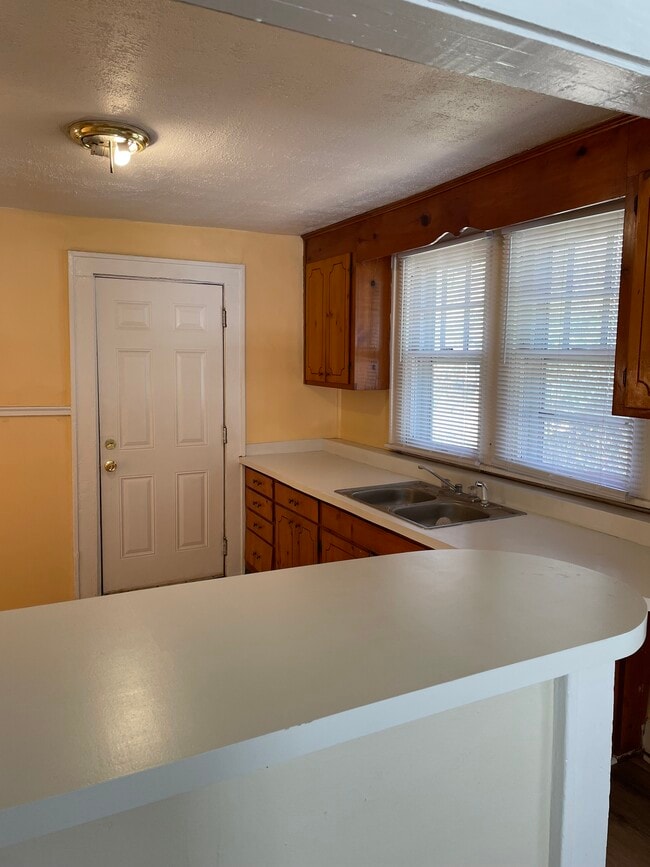 Building Photo - 3918 Plainview Rd