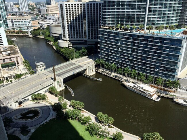 Building Photo - 475 Brickell Ave