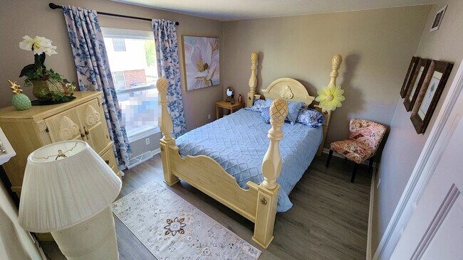 Master Bedroom, Queen - 3460 S 84th St