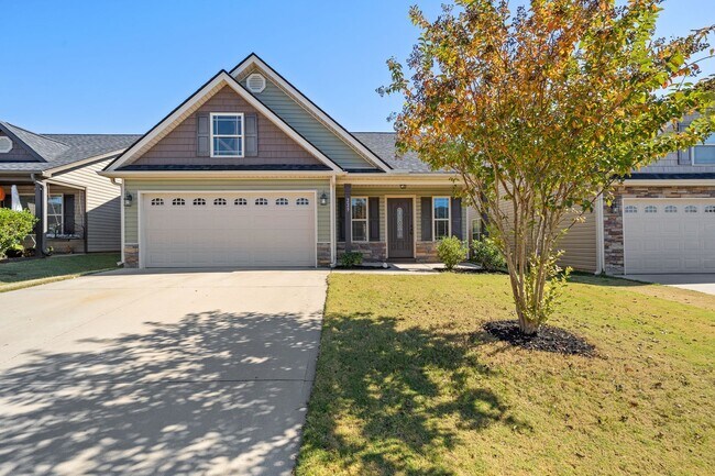 Foto del edificio - 3 BR, 2 BA, 2 Car Garage. Newer Construction & Pool Access! Your Modern Boiling Springs Home!