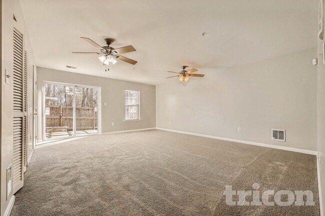 Foto del edificio - 4112 Brown Bark Cir