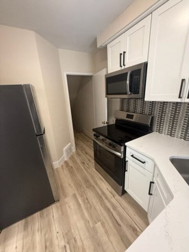 Building Photo - Updated 2-Bedroom Townhouse Near Mott Park