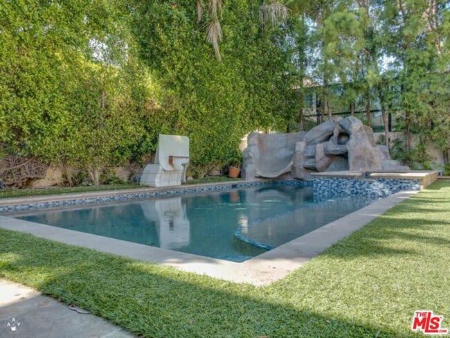 Foto del edificio - 9033 Cresta Dr