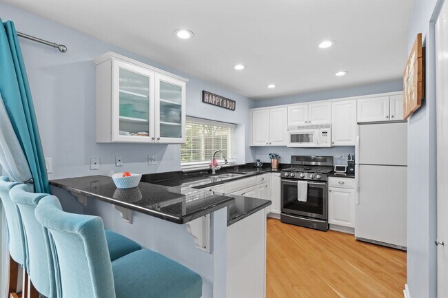 Building Photo - 110 W 67th St