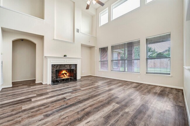 Foto del edificio - 8215 Still Oak Ln