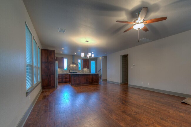 Building Photo - UT PRE-LEASE: 2014 Constructed 6 bed / 5 b...